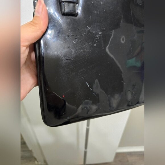 Black Patent Leather Handbag with Gold Chain Detail – Chic and Versatile - Picture 7 of 9